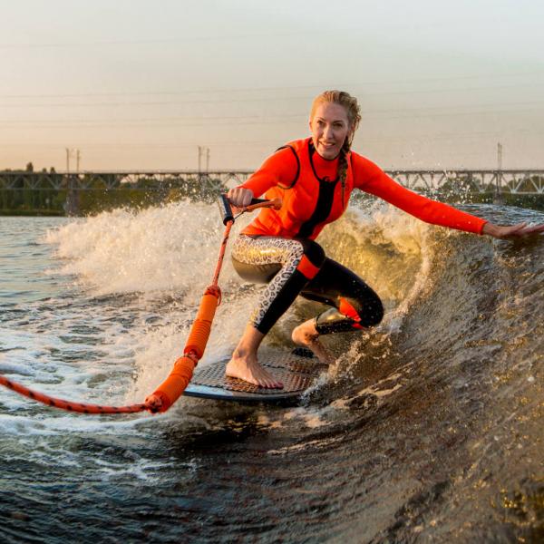 Фото серфинга для новичков ✓ Мощный катер Malibu ✓ Топовое оборудование для катания ✓ Профессиональная команда инструкторов ✓ Мощное звуковое сопровождение